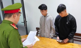 Dằn mặt đối thủ, cướp tài sản vì cho rằng bị 'nhìn đểu'