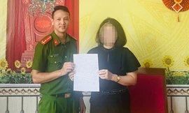 Cầm vàng nhưng để vàng rơi, người phụ nữ mừng rỡ khi công an giúp tìm lại