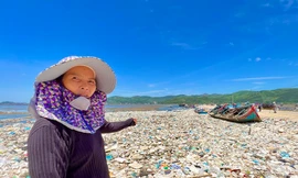 Rùng mình với hàng tấn rác thải chất đống ở đầm nước mặn Sa Huỳnh