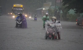 Đường ngập sâu, người dân Đà Nẵng vật vã tìm đường về nhà trong mưa lớn