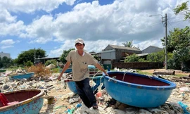 Bờ biển Quảng Ngãi ngập rác thải gây ô nhiễm