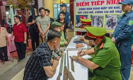 Người dân Đà Nẵng xếp hàng dài giao nộp vũ khí 'nóng'