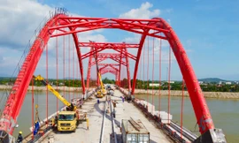 Hình hài cầu vòm thép đầu tiên ở Quảng Ngãi sẵn sàng thông xe vào cuối năm