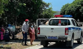 CSGT tỉnh Quảng Ngãi đưa thai phụ đi cấp cứu. Ảnh: Công an cung cấp