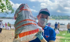 'Giải cứu' cửa biển Sa Cần khỏi rác thải bủa vây