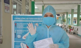 Nữ bệnh nhân 3638 vui vẻ sau khi được chữa khỏi COVID-19. 