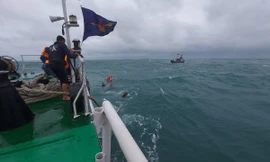 Cứu hộ các ngư dân bị nạn. (Ảnh CSB)