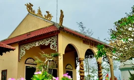 Độc đáo ngôi miếu hình con tàu hướng ra biển ở Quảng Ngãi