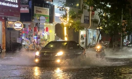 Mưa lớn, người dân Đà Nẵng nửa đêm đưa xe đi tránh ngập