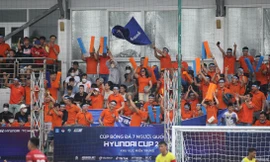 Khán giả Đà Nẵng chen chân xem bóng đá 'phủi' 7 người tranh cúp quốc gia 