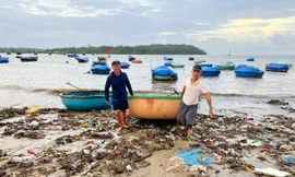 Bờ biển Quảng Ngãi bị rác thải 'nuốt chửng' sau mưa lớn