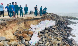 Sóng lớn làm sạt lở một đoạn bờ kè 85 tỷ ở Quảng Ngãi