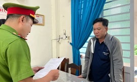 Lái xe đầu kéo húc vào xe chuyên dụng của công an Đà Nẵng