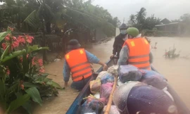 Lực lượng chức năng di dời khẩn cấp các hộ dân ở vùng ngập sâu.