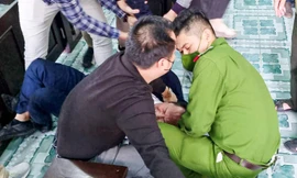 Ông Võ Văn Cường được lực lượng làm nhiệm vụ và người nhà kịp thời đưa đi cấp cứu.