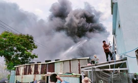 Dãy cửa hàng ở cảng cá Thọ Quang bốc cháy giữa trưa