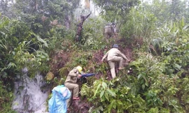 Chính quyền huyện Trà Bồng, tỉnh Quảng Ngãi xuyên núi, băng rừng vào khu vực có 3 thôn bị cô lập. Ảnh: V.N 