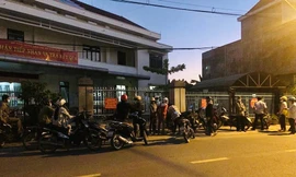 Người dân chờ từ nửa đếm đến sáng để làm thủ tục hành chính. Nhiều nhất liên quan đến đất đai.