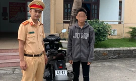 Xử phạt thanh niên đi xe máy thả 2 tay khi đổ đèo Hải Vân