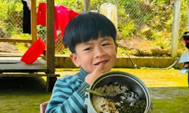 Xót xa bữa cơm trưa của học sinh vùng cao Quảng Ngãi