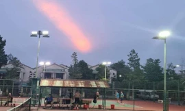 Vệt sáng đỏ như sao băng. Ảnh: L.T.M