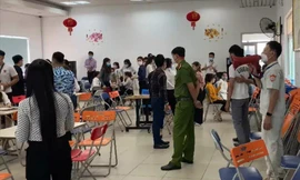 Ngày 11/5, hàng trăm người tụ tập tại Văn phòng đại diện tại Đà Nẵng của Công ty CP tập đoàn Liên kết Việt Nam (số 21 đường Trần Quốc Toản, quận Hải Châu).