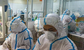 Lấy mẫu xét nghiệm tại CDC TP Đà Nẵng. Ảnh: N.Thành