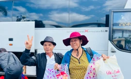 Cảm động rơi nước mắt khi được về quê đón Tết sau nhiều năm tha hương