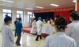 Nữ sinh Nghệ An nghẹn ngào bái vọng cha ở vùng dịch Đà Nẵng