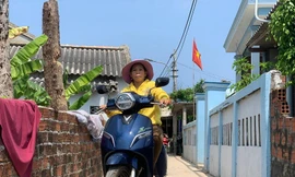 Tặng xe nhưng không có quyết định bằng văn bản khiến hàng chục hộ dân ở đảo An Bình (đảo Bé), huyện Lý Sơn, tỉnh Quảng Ngãi "đứng bánh" trong việc đăng ký biển số để hoạt động du lịch. Ảnh: Nguyễn Ngọc