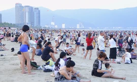 Đoàn khách chưa check-in chỗ nghỉ vác cả hành lý đi tắm biển Đà Nẵng