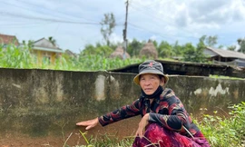 Nghe tiếng động lạ, người dân hoang mang phát hiện bê tông bỗng nhiên trồi lên mặt đất