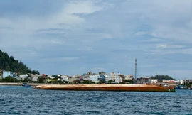 Vụ chìm sà lan ở Lý Sơn khiến 9 người chết và mất tích: Vì sao vẫn chưa trục vớt tàu kéo?