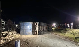 Lật xe chở gỗ keo ở Quảng Ngãi, 2 phụ nữ mang thai và 3 trẻ em bị thương 