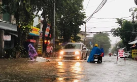 Mưa trắng trời, nhiều tuyến phố ở Quảng Ngãi ngập sâu trong nước