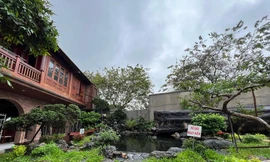 Hạng mục hồ cá xây trái phép trong khu biệt phủ.