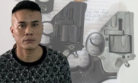 Một tay 'anh chị' bị cảnh sát hình sự khống chế ngay trên phố, thu giữ 2 khẩu súng