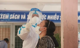 Lấy mẫu xét nghiệm COVID-19 ở Đà Nẵng. Ảnh: Nguyễn Thành