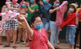 Hàng trăm hộ dân chung cư 12 tầng ở Đà Nẵng reo mừng khi được dỡ lệnh phong tỏa