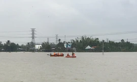 Lật ghe đánh cá giữa dòng nước lũ, 2 người nguy kịch, 1 nạn nhân mất tích