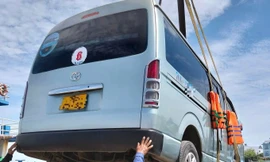 Chi tiền triệu, thuê tàu đưa ô tô ‘vượt biển’ vào đất liền để đăng kiểm