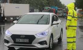 Kiểm soát người và phương tiện ra vào khu vực cửa ngõ TP Đà Nẵng. Ảnh: Nguyễn Thành