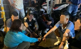 Tiểu thương buôn cá kéo nhau vào cảng Thọ Quang sát phạt 'bầu cua'