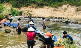 Độc đáo cảnh ngăn đôi con nước để bắt cá của đồng bào Hrê