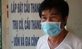 Ông Bùi Quang Long (ba của chị T.) thất thần trước sự việc. Ảnh: Nguyễn Ngọc