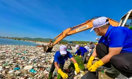 Dọn hơn 400 tấn rác thải ở Sa Huỳnh