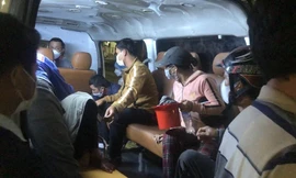 Nạn nhân được người nhà đưa lên xe cấp cứu chờ bên ngoài bệnh viện. Ảnh: M.H