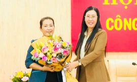 Bí thư Tỉnh uỷ Quảng Ngãi Bùi Thị Quỳnh Vân (phải), chúc mừng tân Phó Bí thư Tỉnh uỷ Đinh Thị Hồng Minh. Ảnh: PTQ