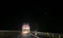 Người đàn ông phóng xe máy như bay trên cao tốc Đà Nẵng - Quảng Ngãi