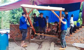 Băng rừng, lội suối dựng nhà giúp người dân